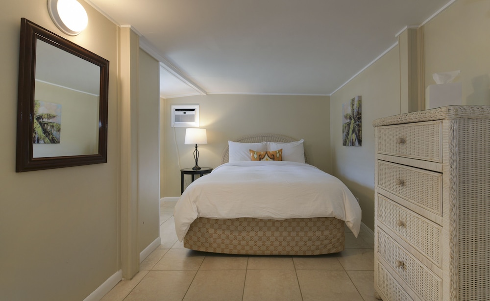 Pines Palms Resort 24/73
