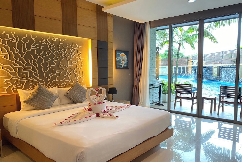 ROOM, POOL ACCESS