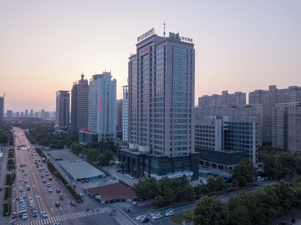 Holiday Inn Express Luoyang City Center 68/72