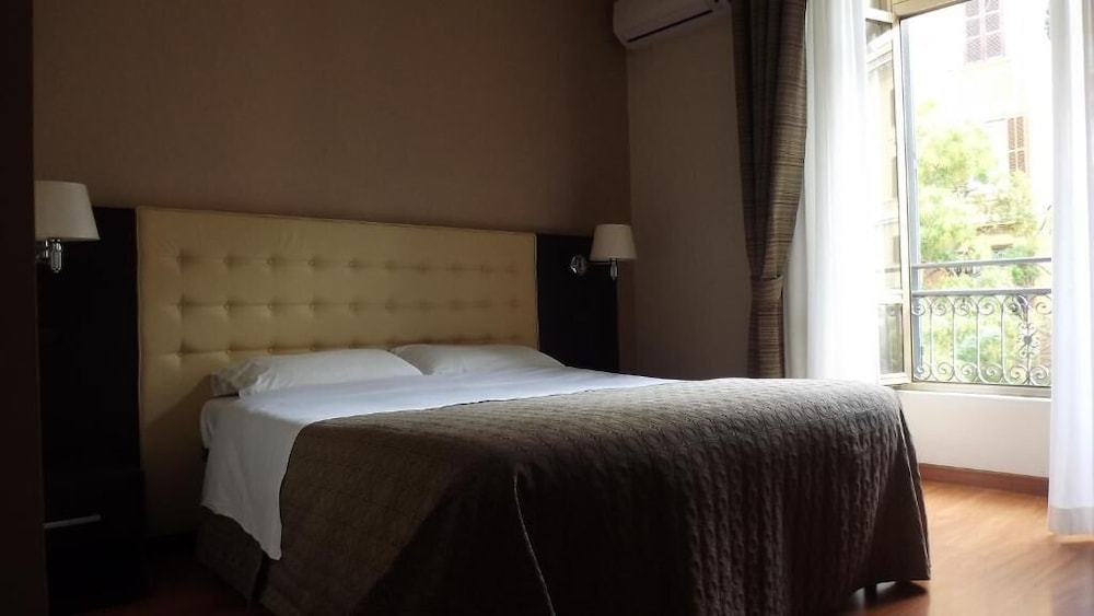 Nautilus Hotel 1/25