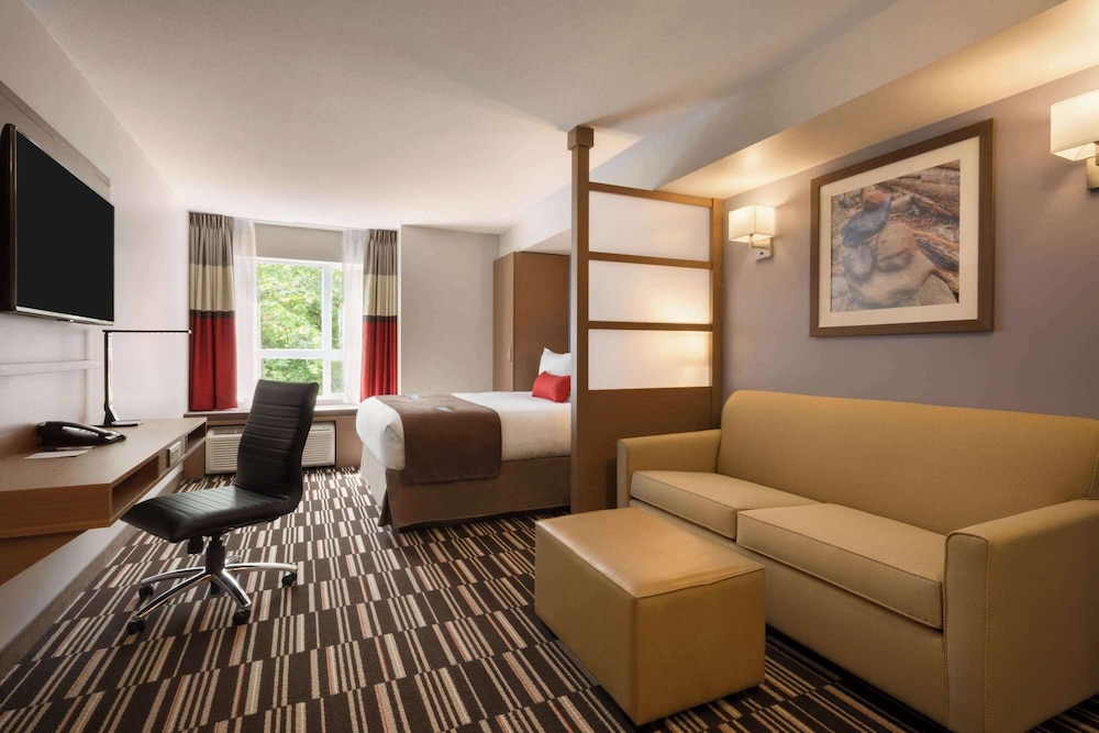 Microtel Inn & Suites by Wyndham Oyster Bay 35/56