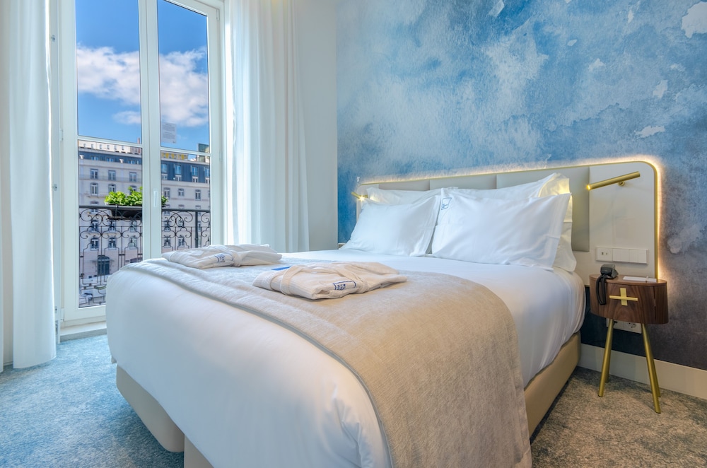 CLASSIC, DOUBLE OR TWIN BED, CITY VIEW