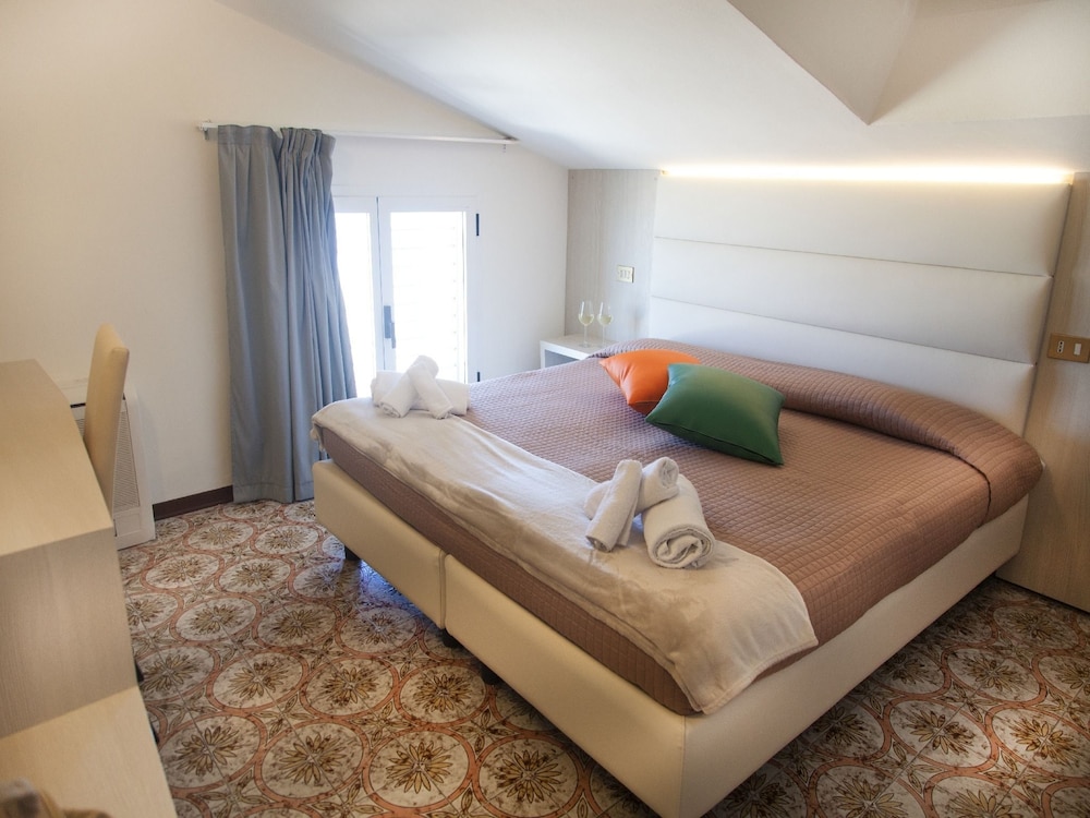 STANDARD, DOUBLE OR TWIN BED