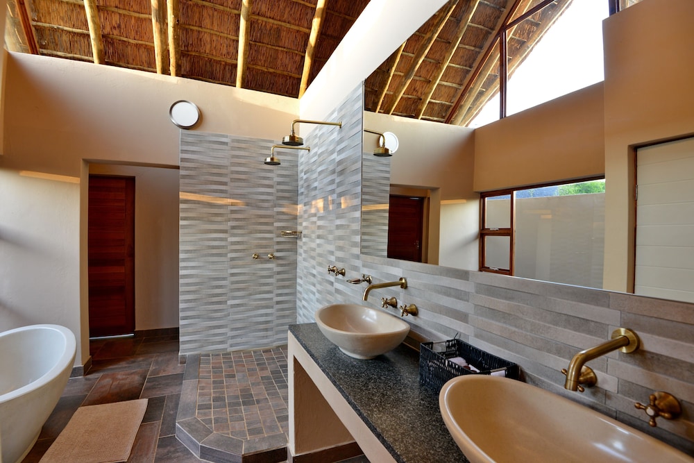 Black Rhino Game Lodge 68/69