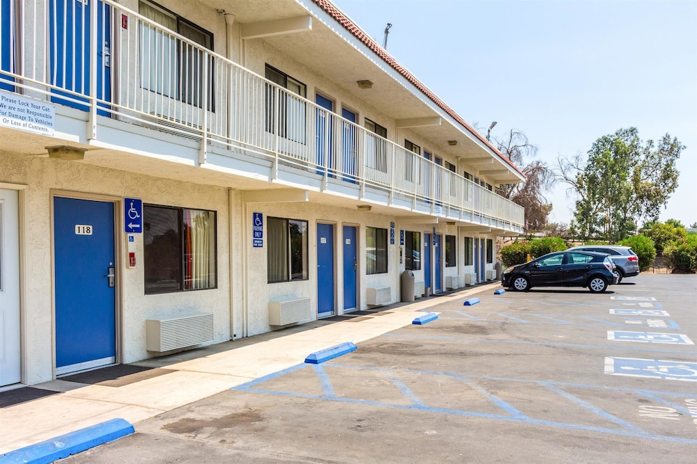 Motel6 Bakersfield, CA - Convention Center 29/37
