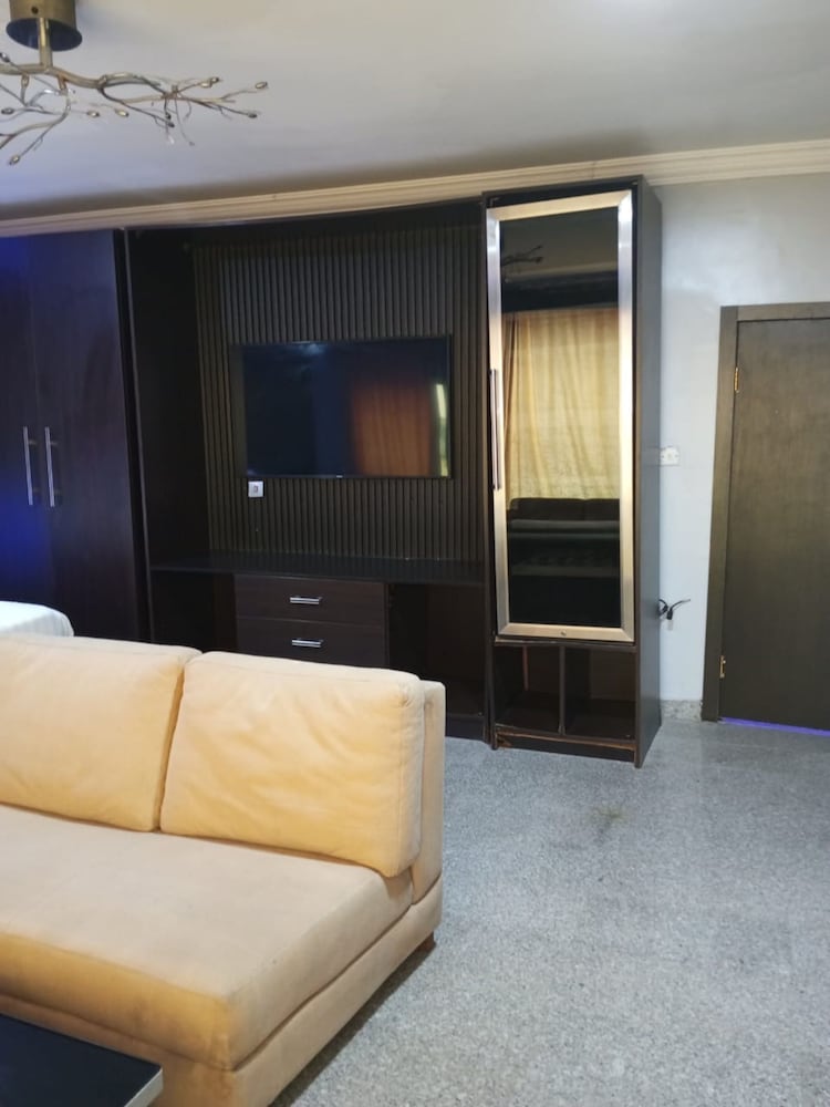 Paris Suites 11/64