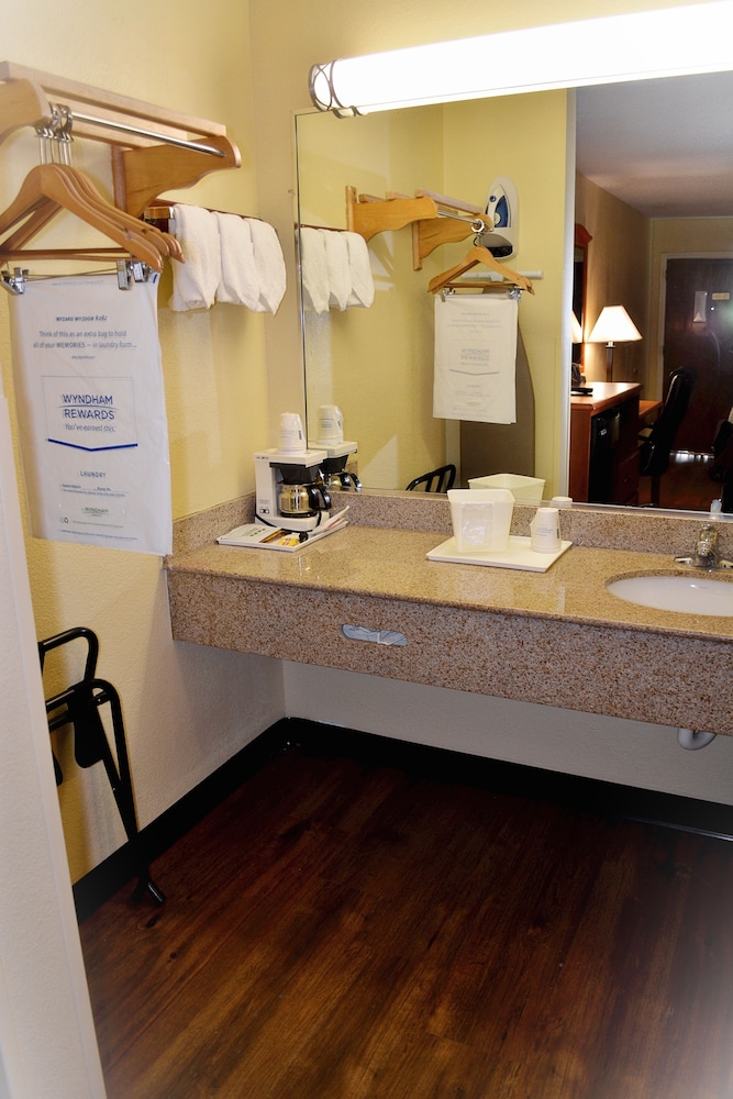 Days Inn By Wyndham Jacksonville Nc 41/68