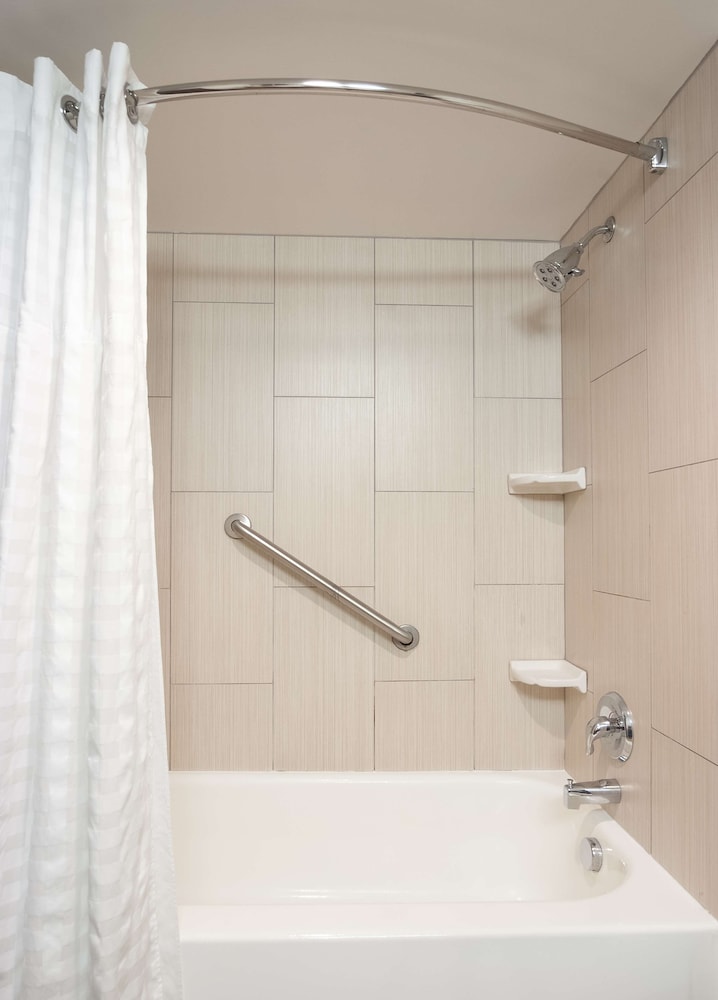 DoubleTree by Hilton Cleveland Downtown Lakeside 23/67