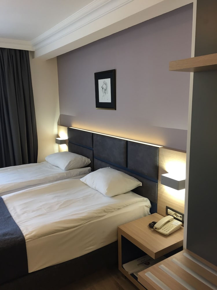 Helen Hotel 23/52
