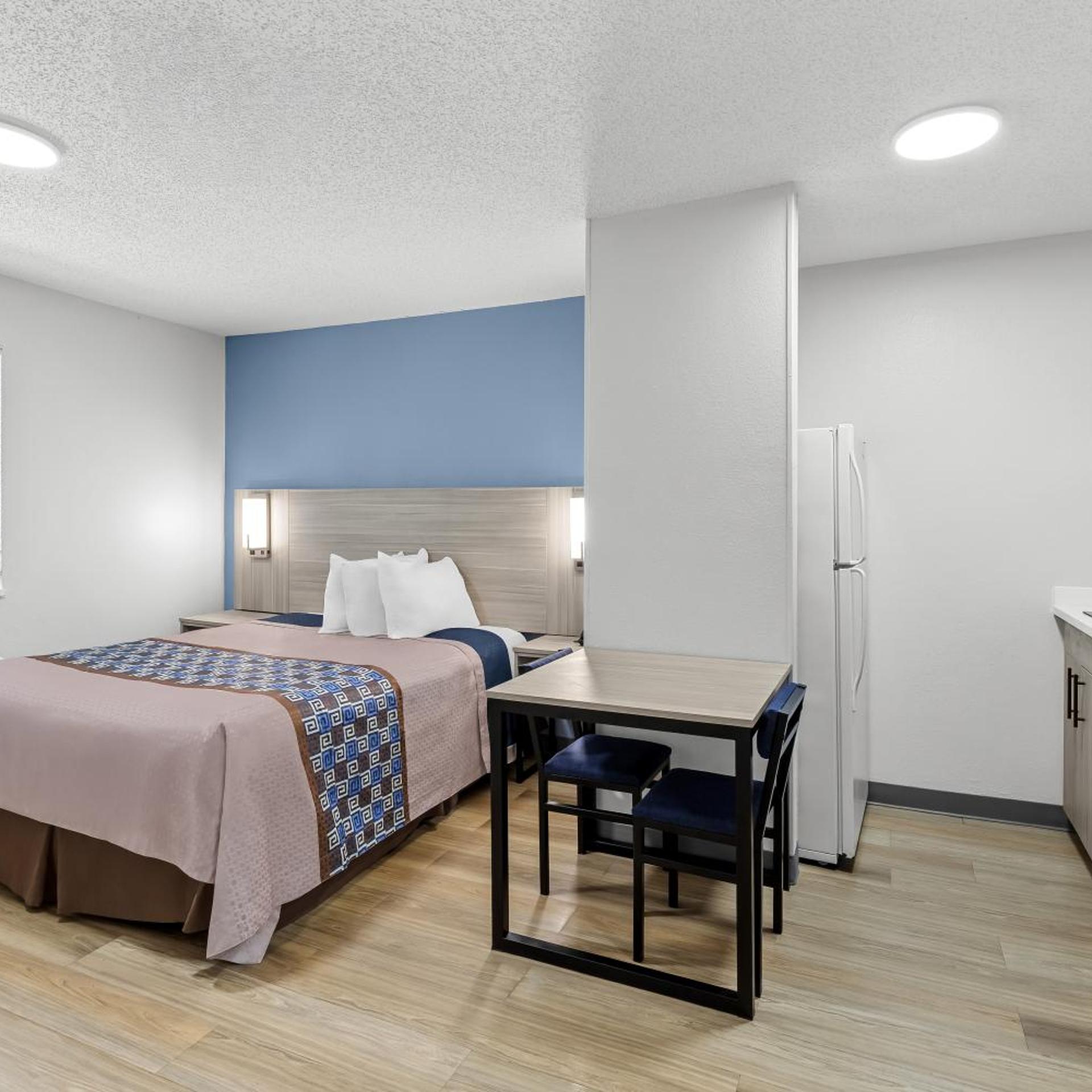 Efficiency, Queen Bed