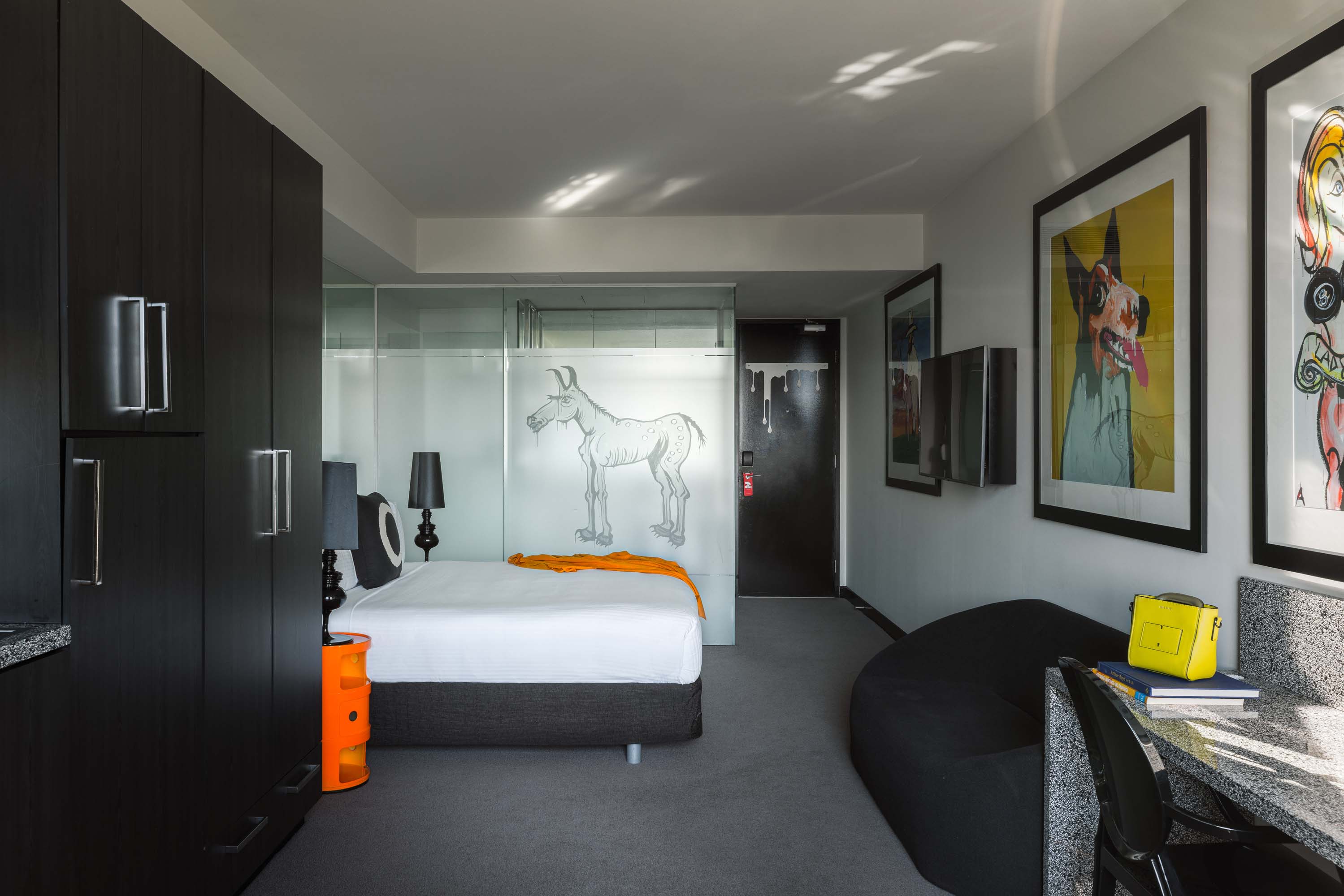 2 Bedrooms, Studio