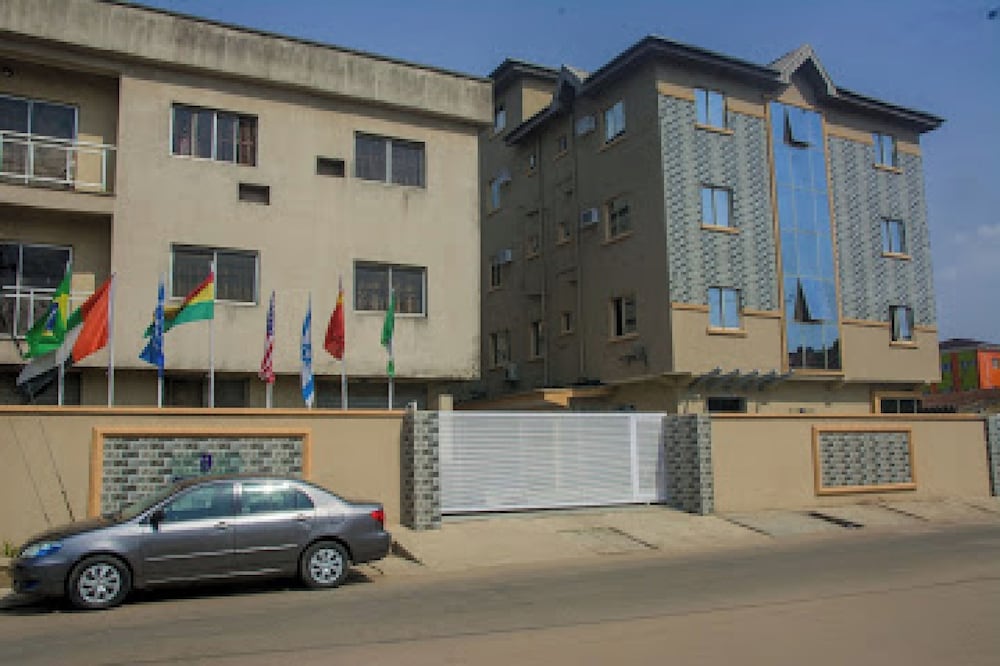 Oragon Hotel and Suites 40/46