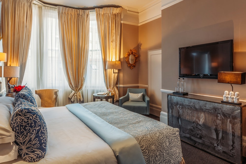 No 11 Cadogan Gardens Hotel 12/82