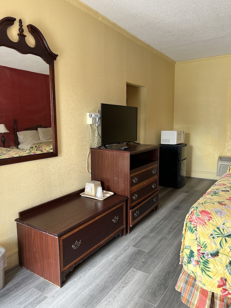 Motel 6 Williamston, NC - Highway 17 8/61