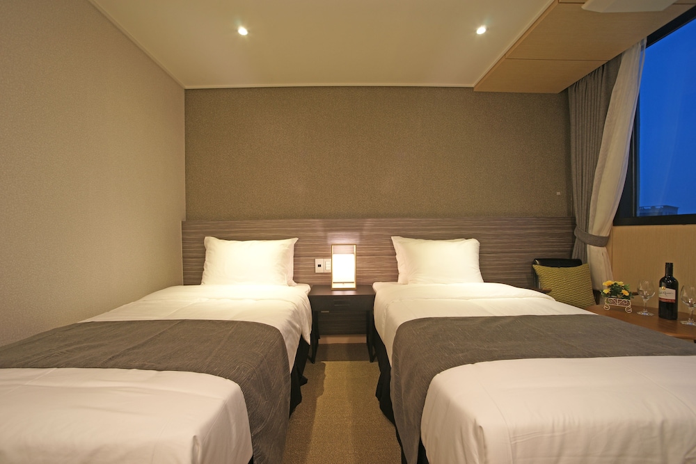BUSINESS, TWIN BEDS