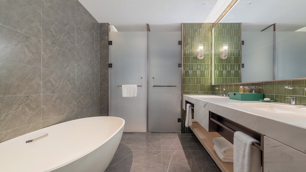 1 Bedroom, Business, Suite, King Bed, Bathtub, Holiday Inn Wenzhou Airport by IHG 2/3