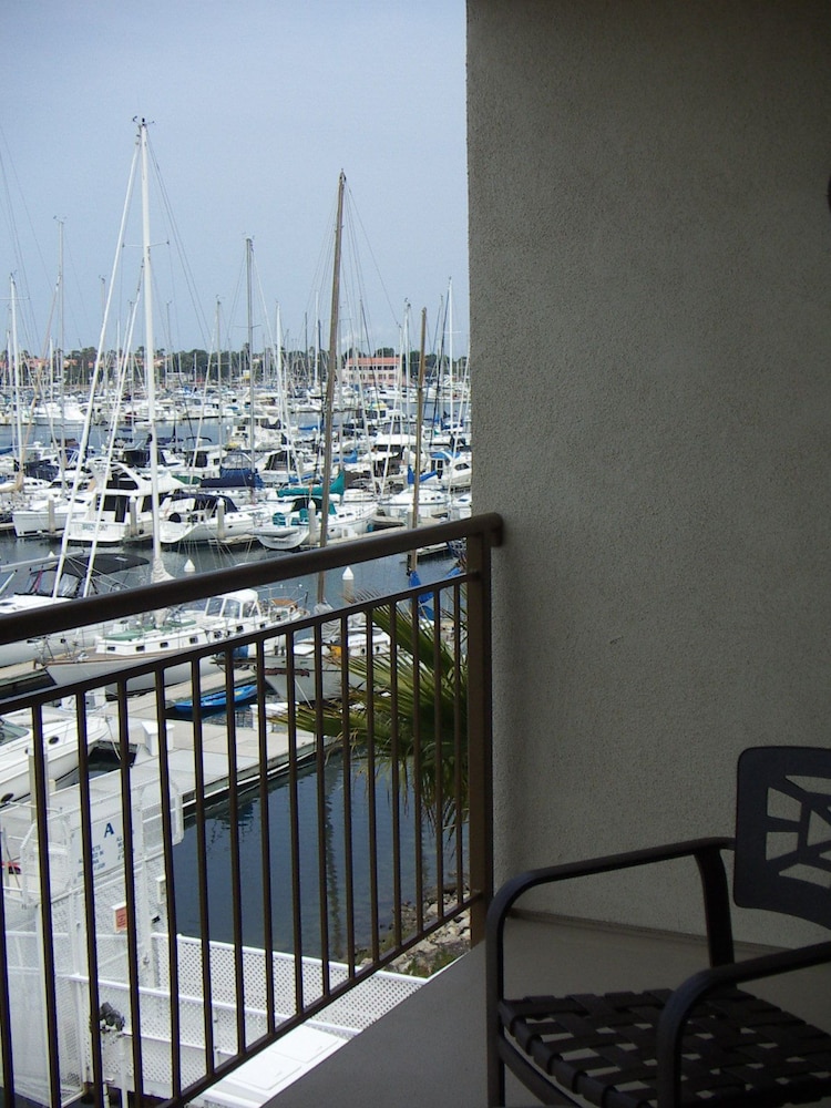 Hampton Inn Channel Islands Harbor 22/65