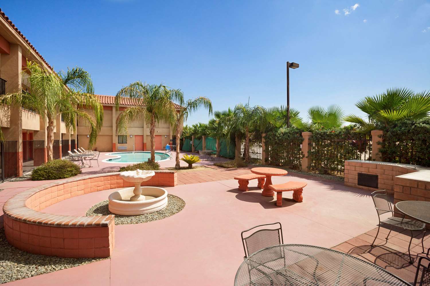 Super 8 By Wyndham Indio 24/28