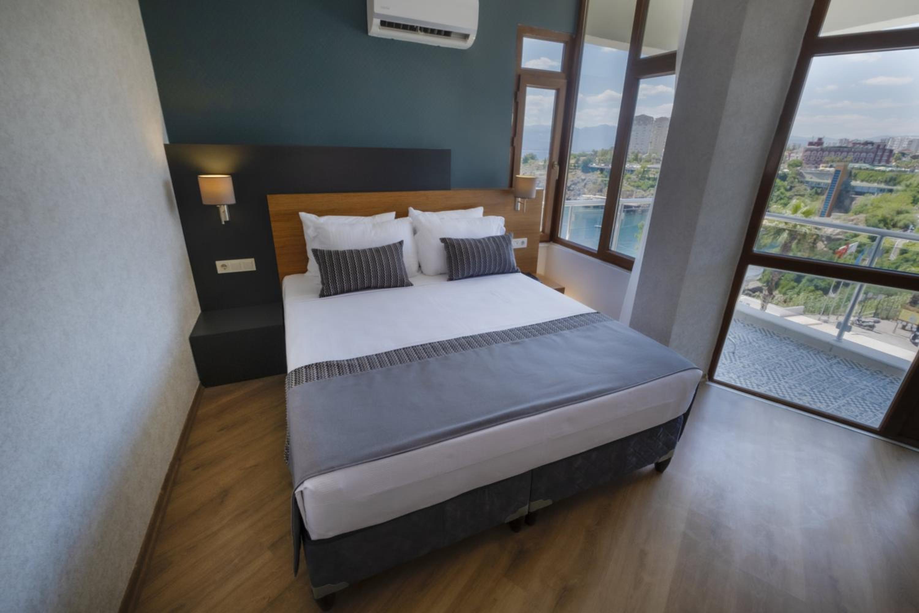 Qinn Hotels 10/50