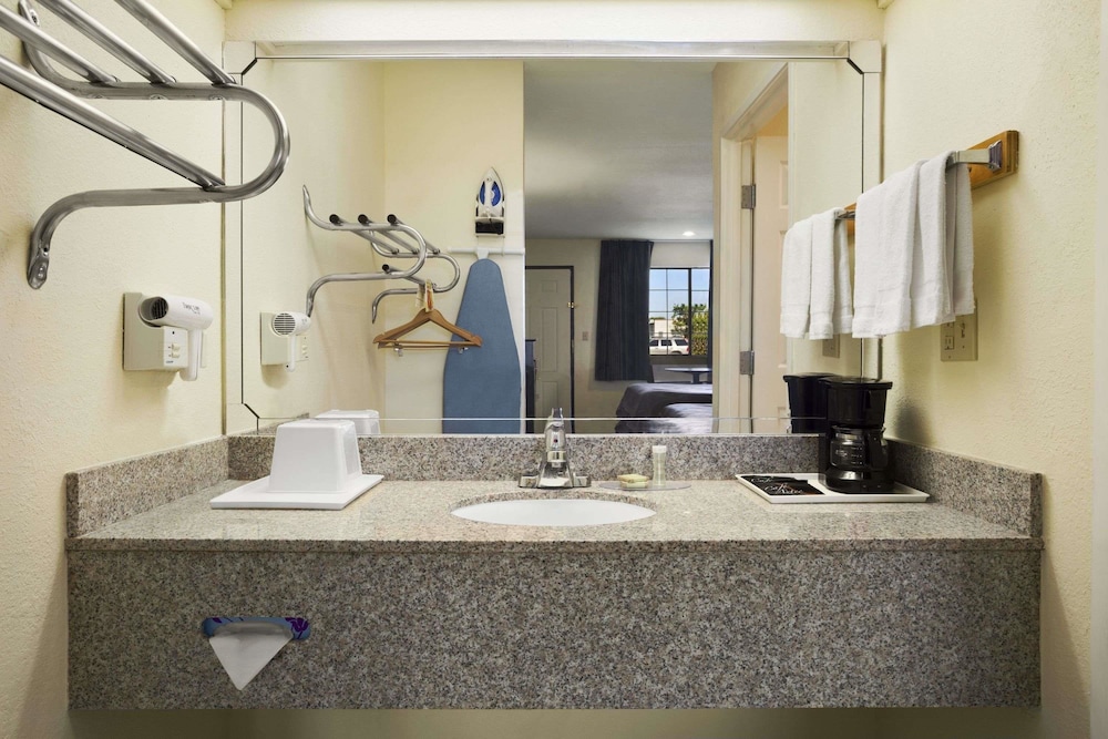 Super 8 by Wyndham Grand Prairie Southwest 16/24