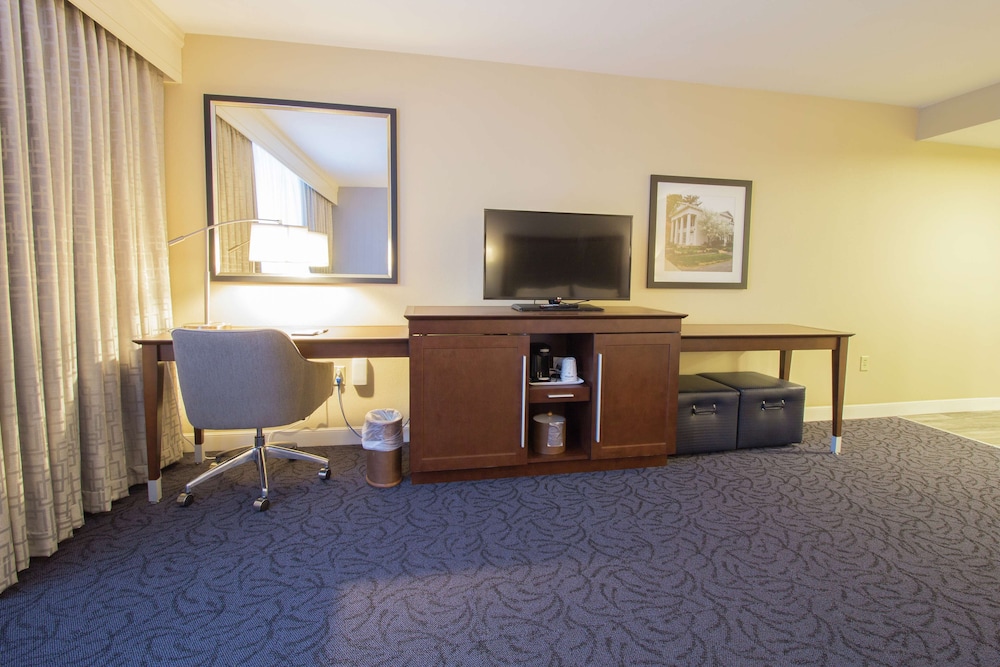 Hampton Inn Suites Cazenovia Ny 35/41