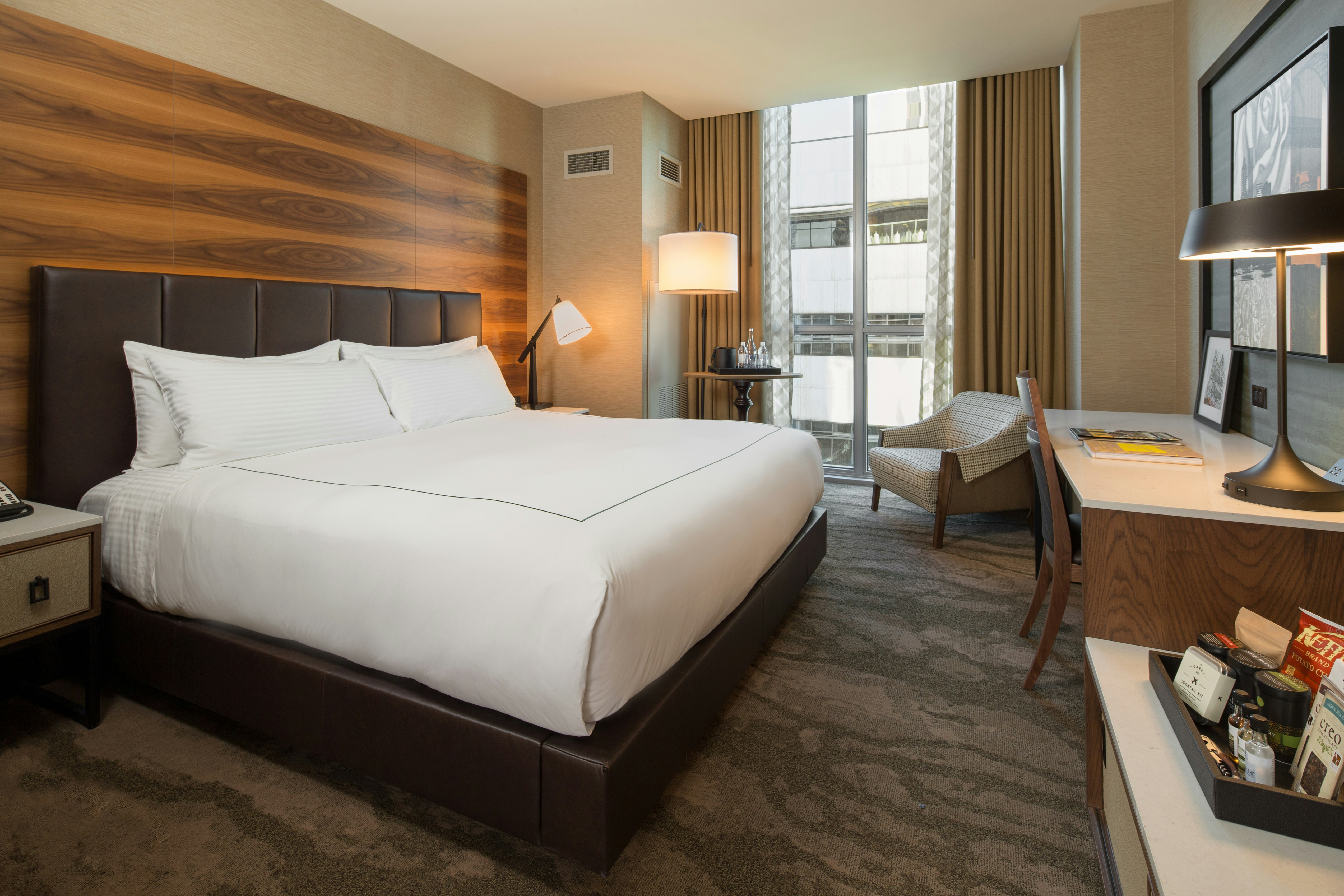 DELUXE, KING BED, HIGH FLOOR