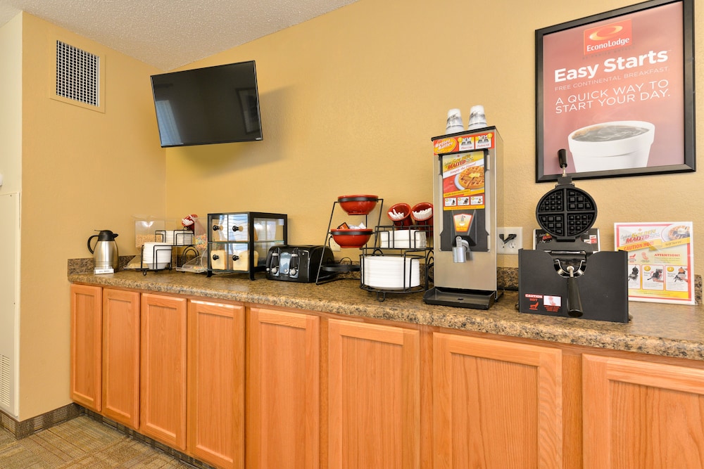 Econo Lodge Belle Fourche, SD 10/36