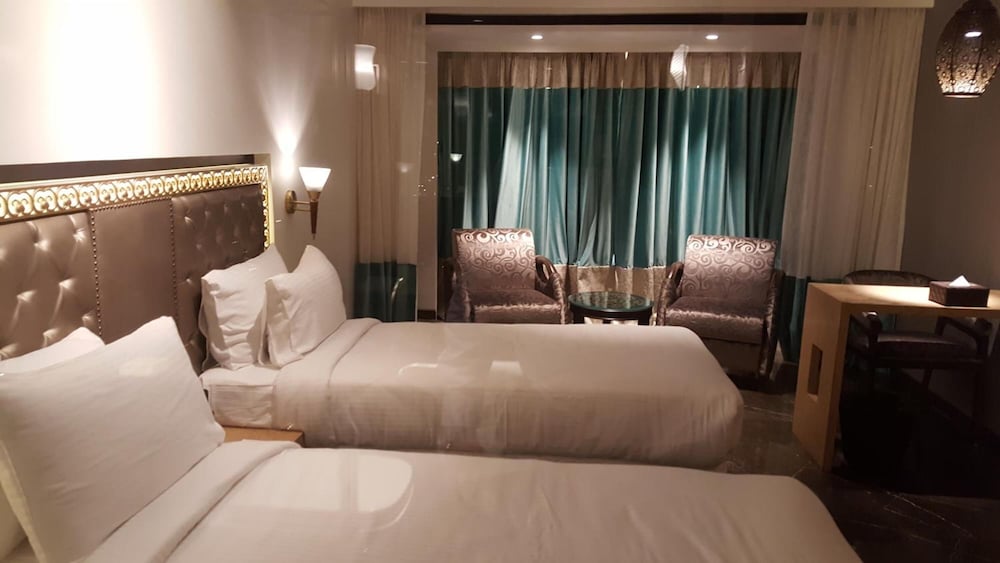 Peninsula Redpine Mumbai 19/58