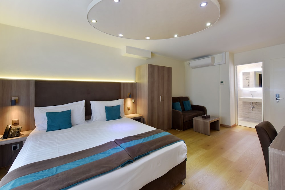 SUPERIOR, DOUBLE OR TWIN BED