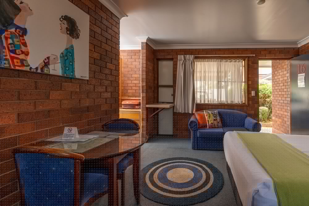Country Pathfinder Motor Inn 36/47