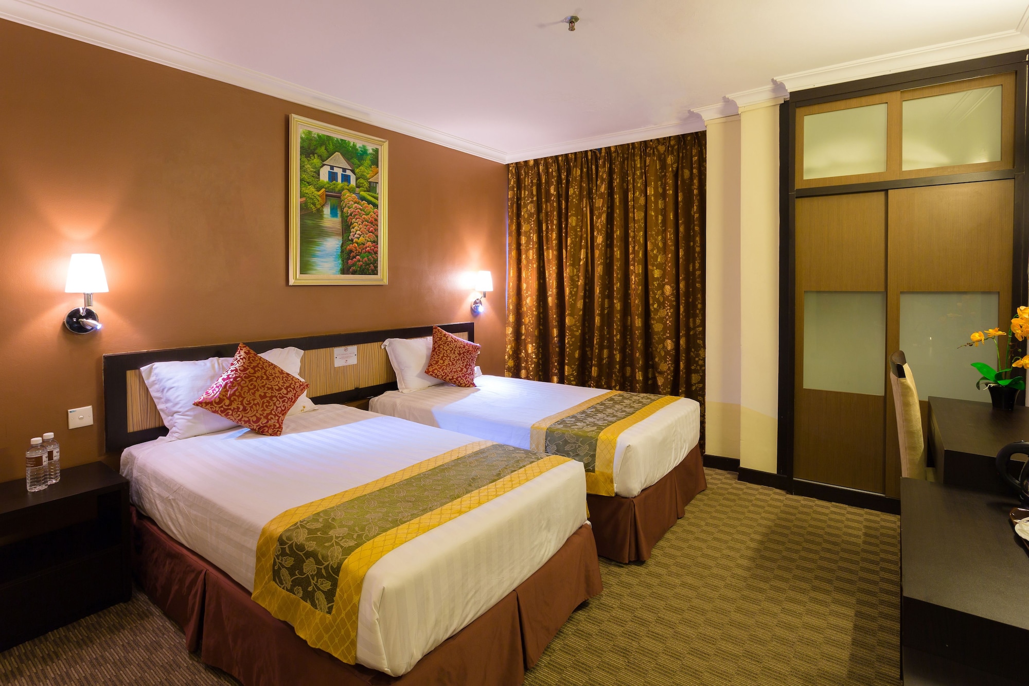 DELUXE, TWIN BEDS