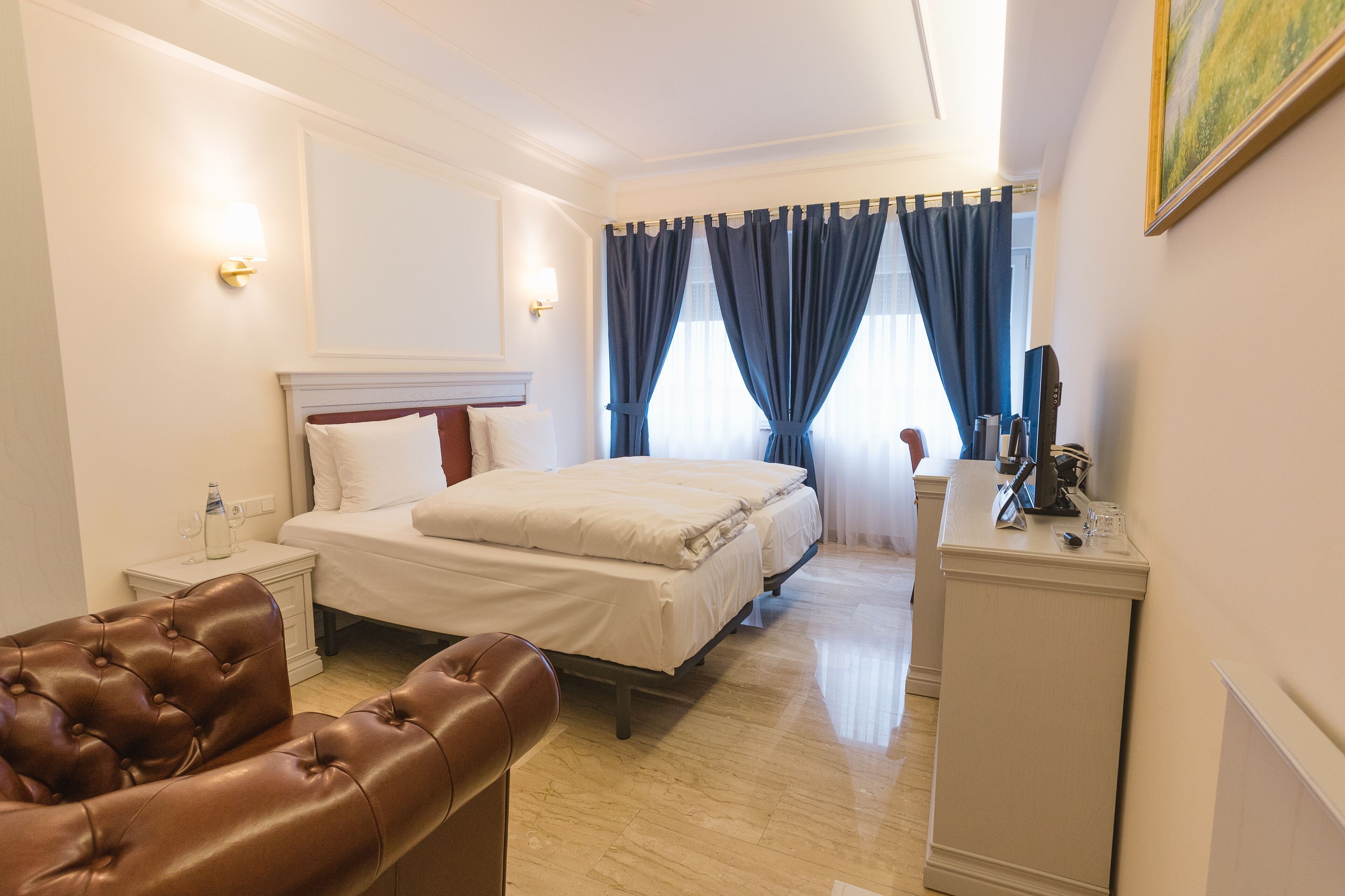 EXECUTIVE, TWIN BEDS