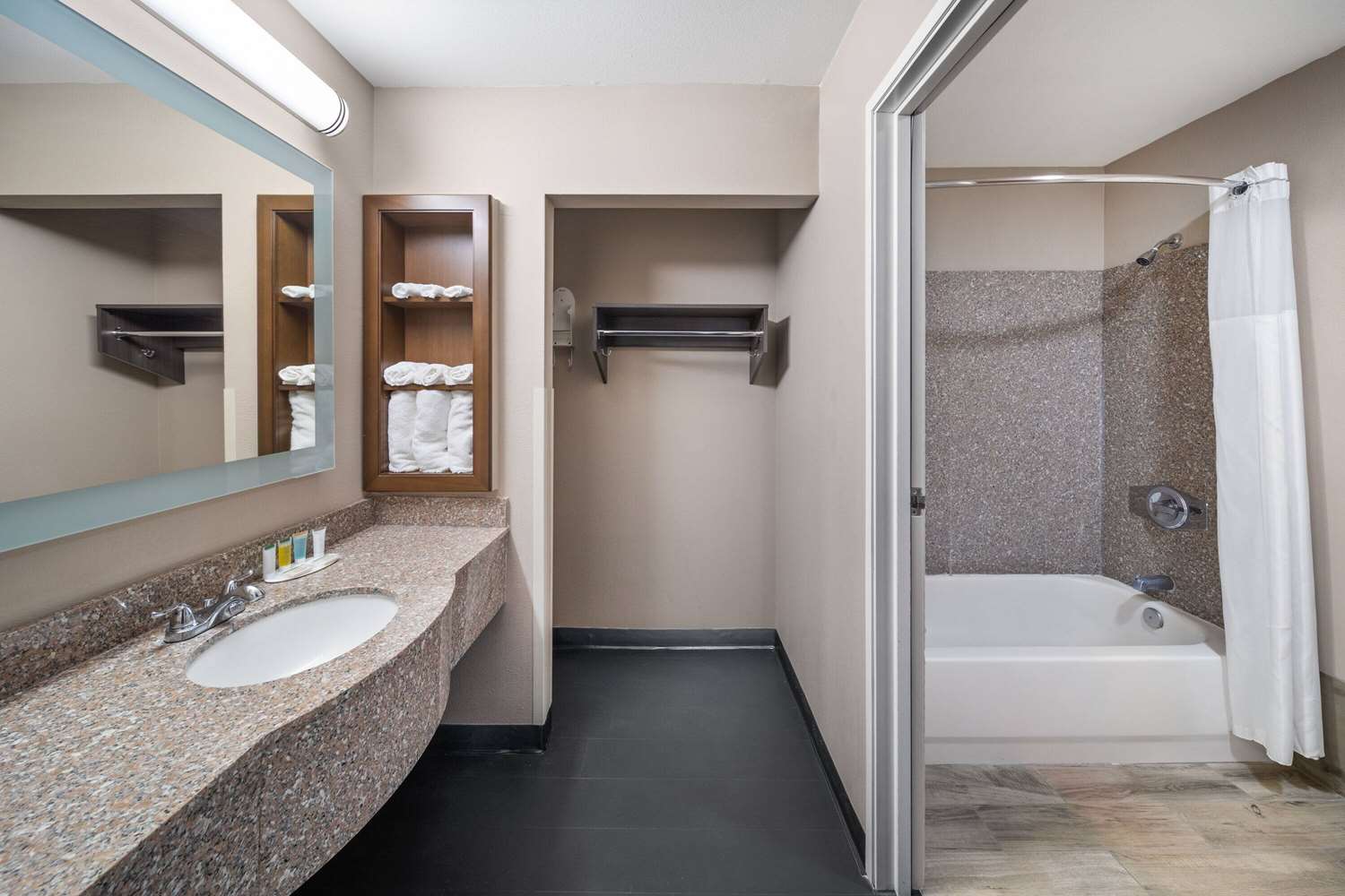 Super 8 by Wyndham Lubbock West 24/28