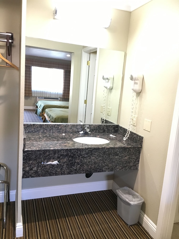 Regency Inn And Suites 27/27