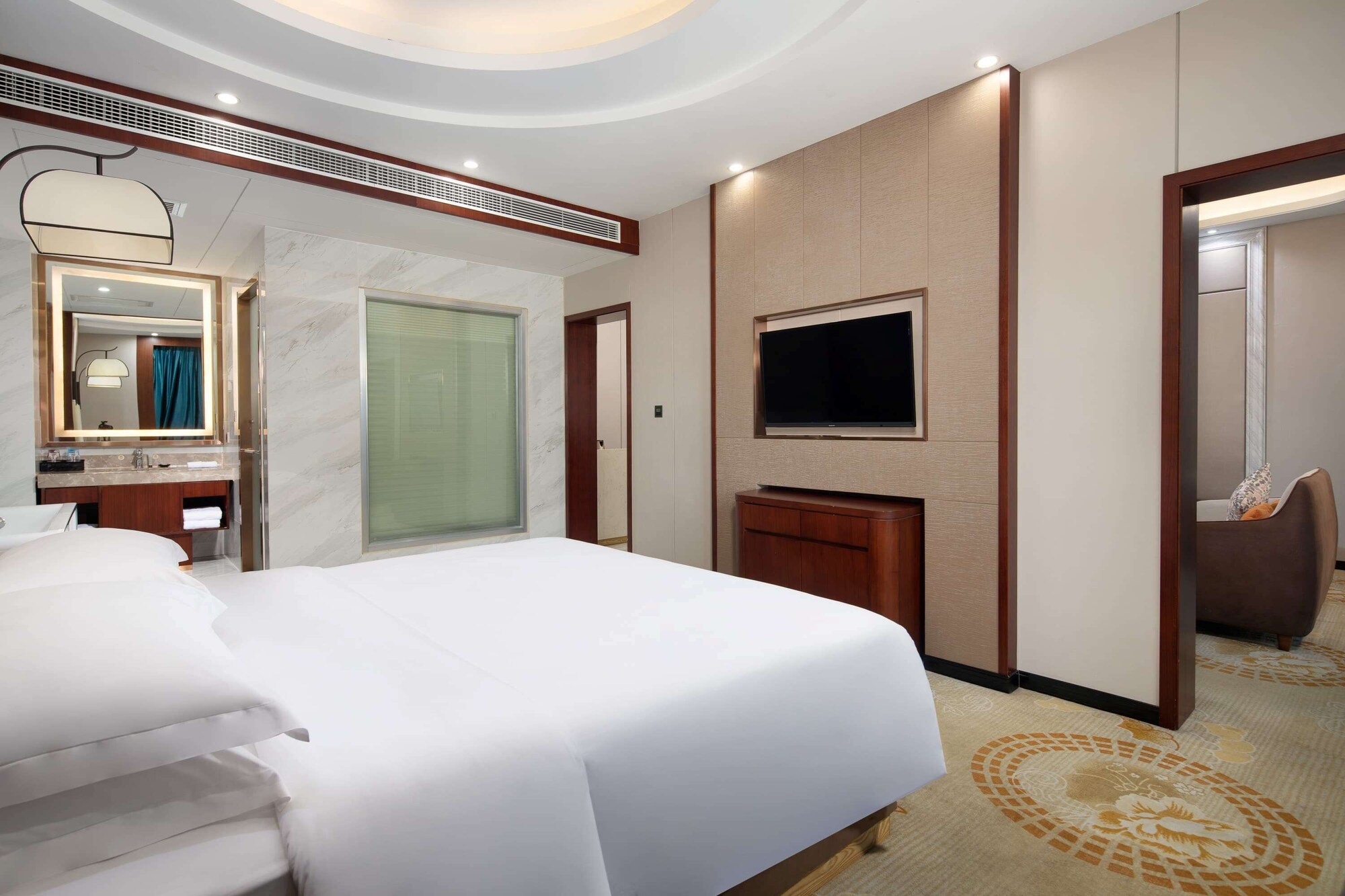 BUSINESS, SUITE, KING BED, SMOKING