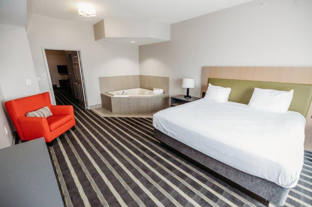 Suite, King Bed, Sofa, Jetted Tub