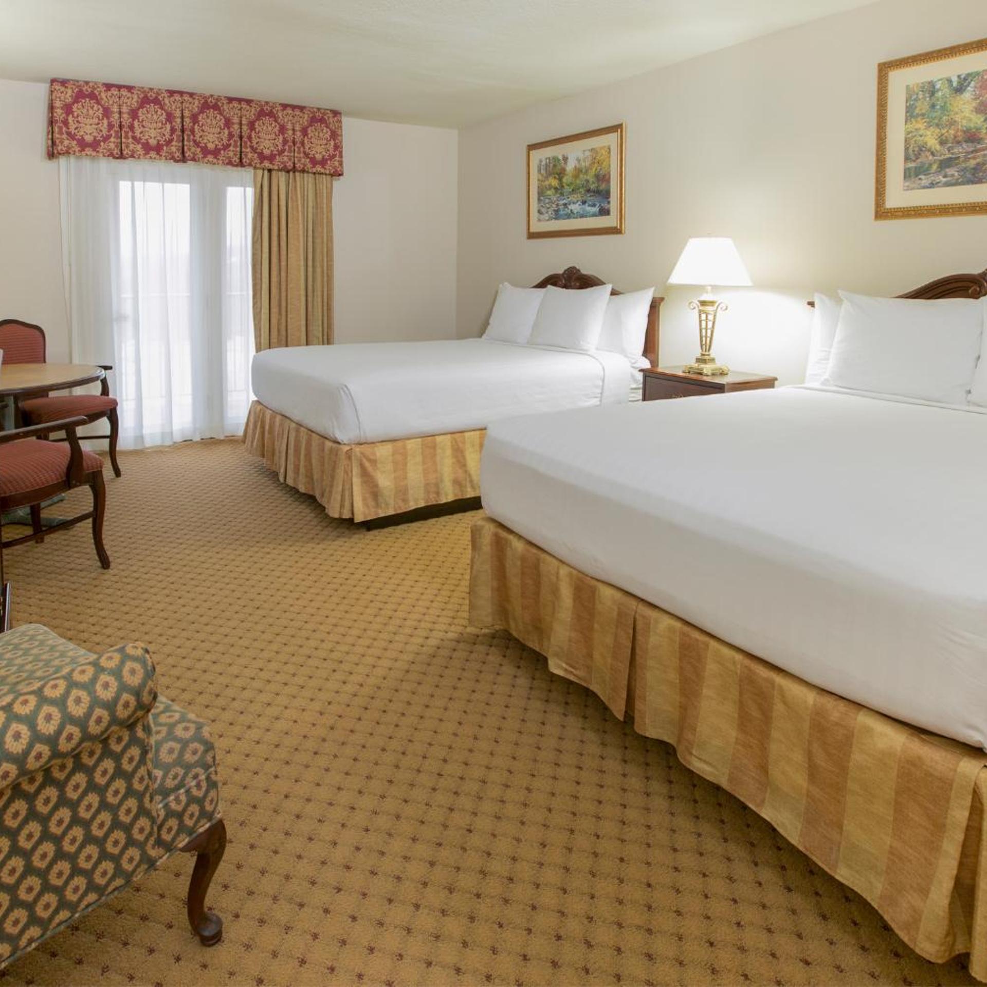 Mountain, Deluxe, Queen Bed, Water Park View