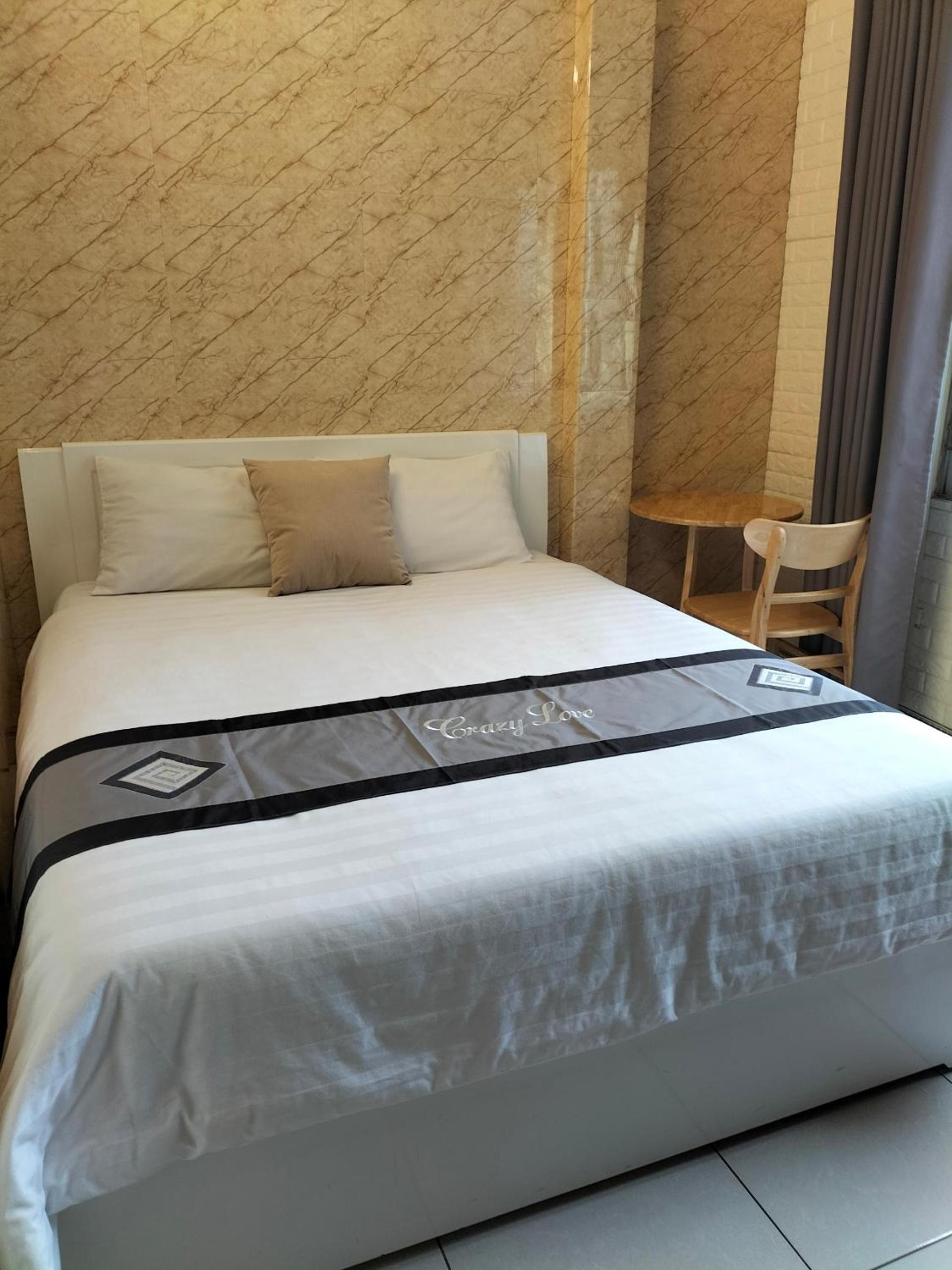 Standard, Queen Bed