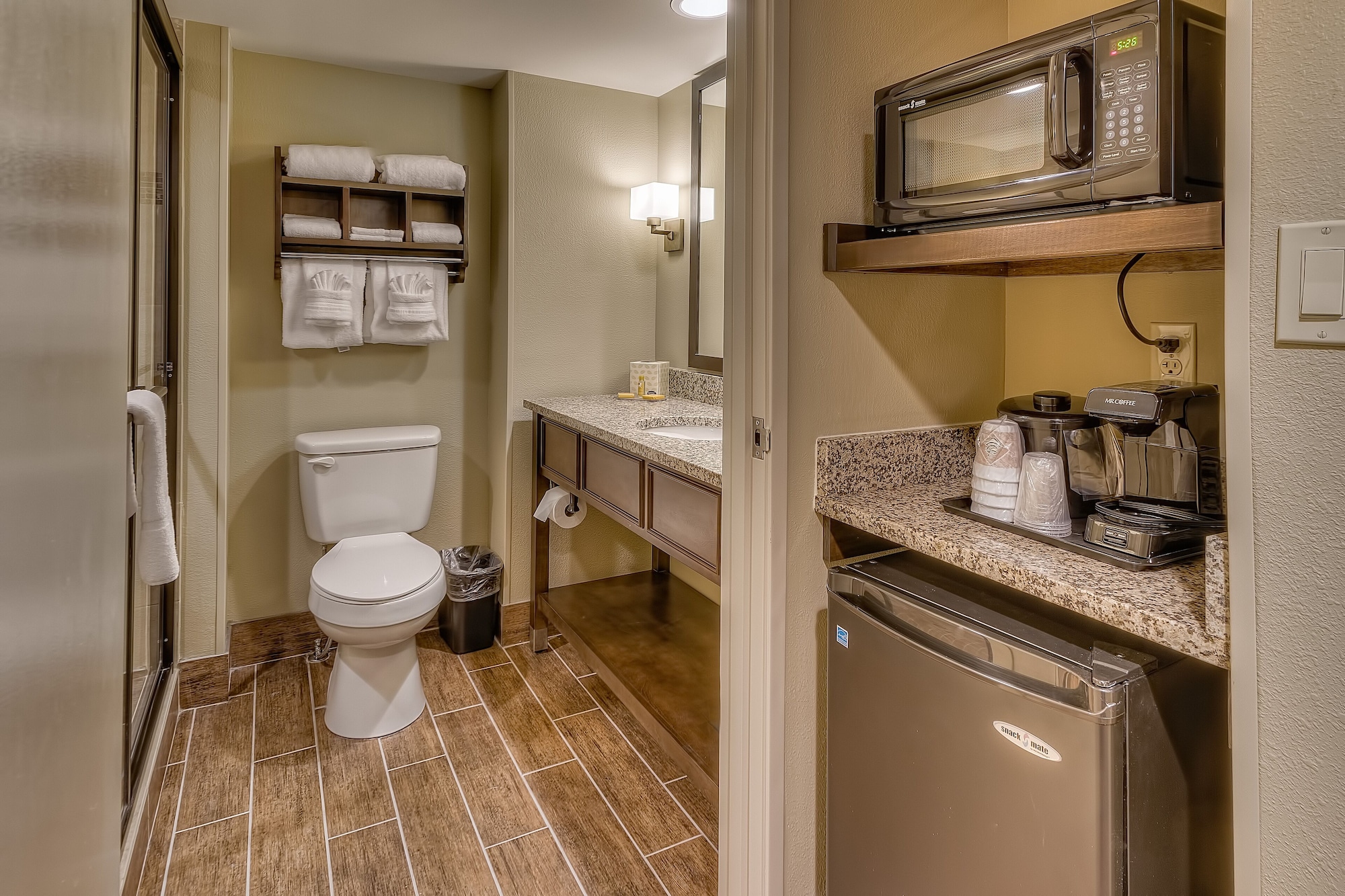 غرفة تنفيذية بسرير كينج، La Quinta Inn Suites Pigeon Forge 8/10