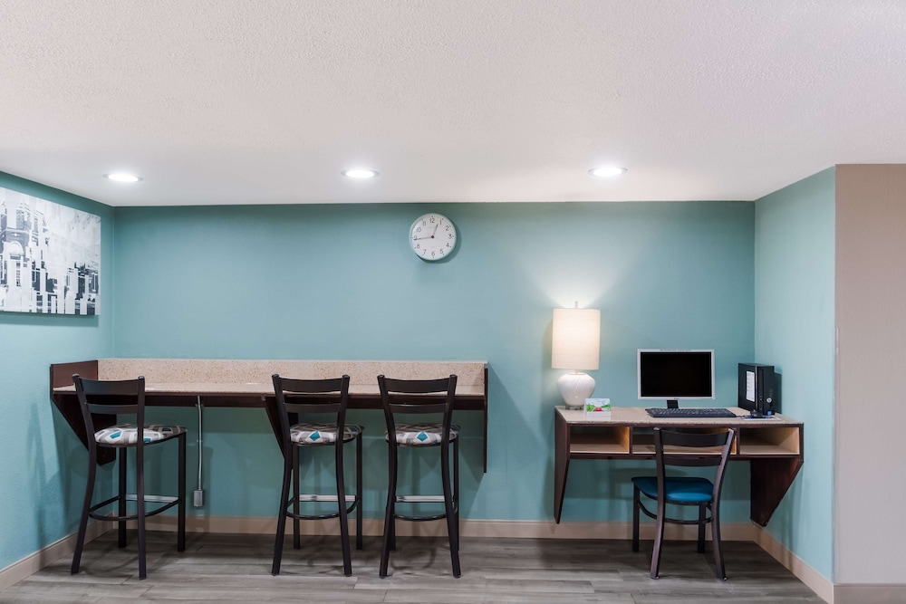 SureStay Plus By Best Western Greenwood 35/50