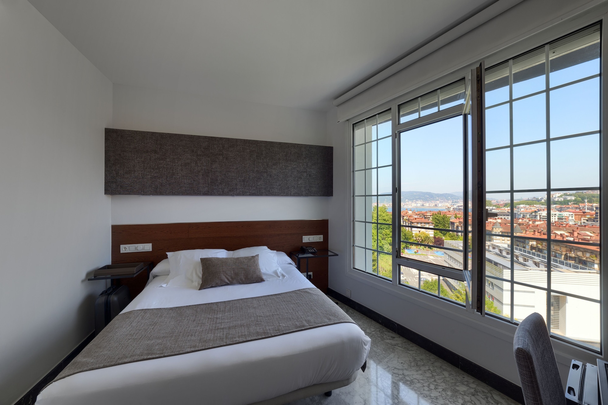 ROOM, DOUBLE BED