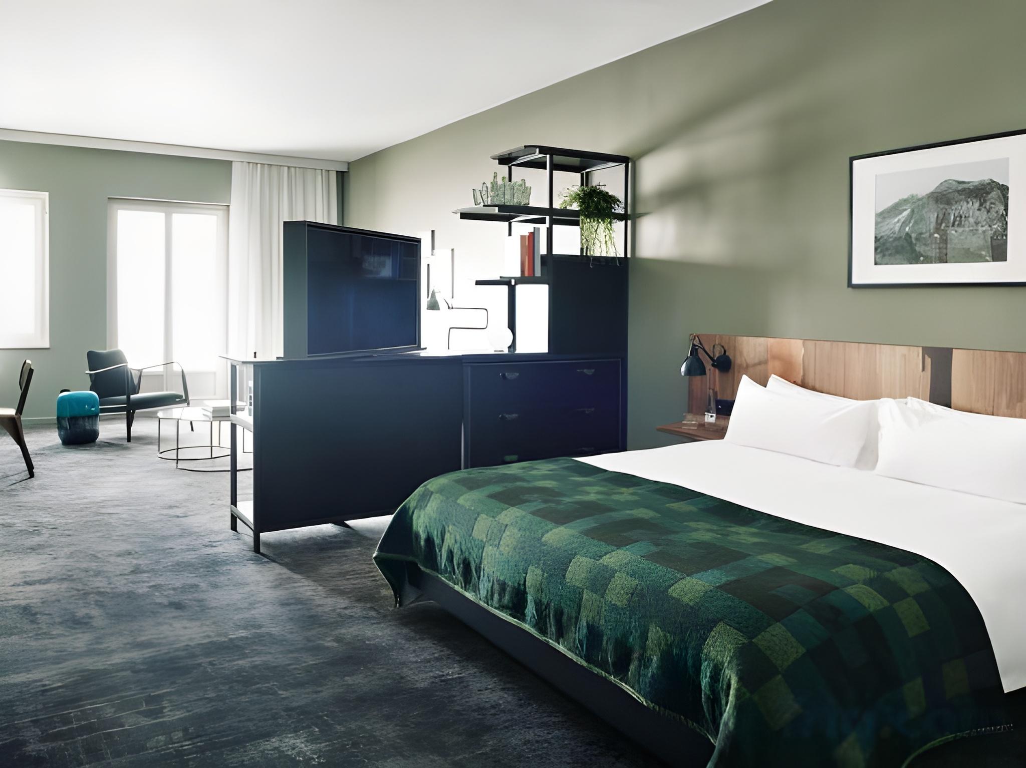Junior Suite, King Bed, Village View