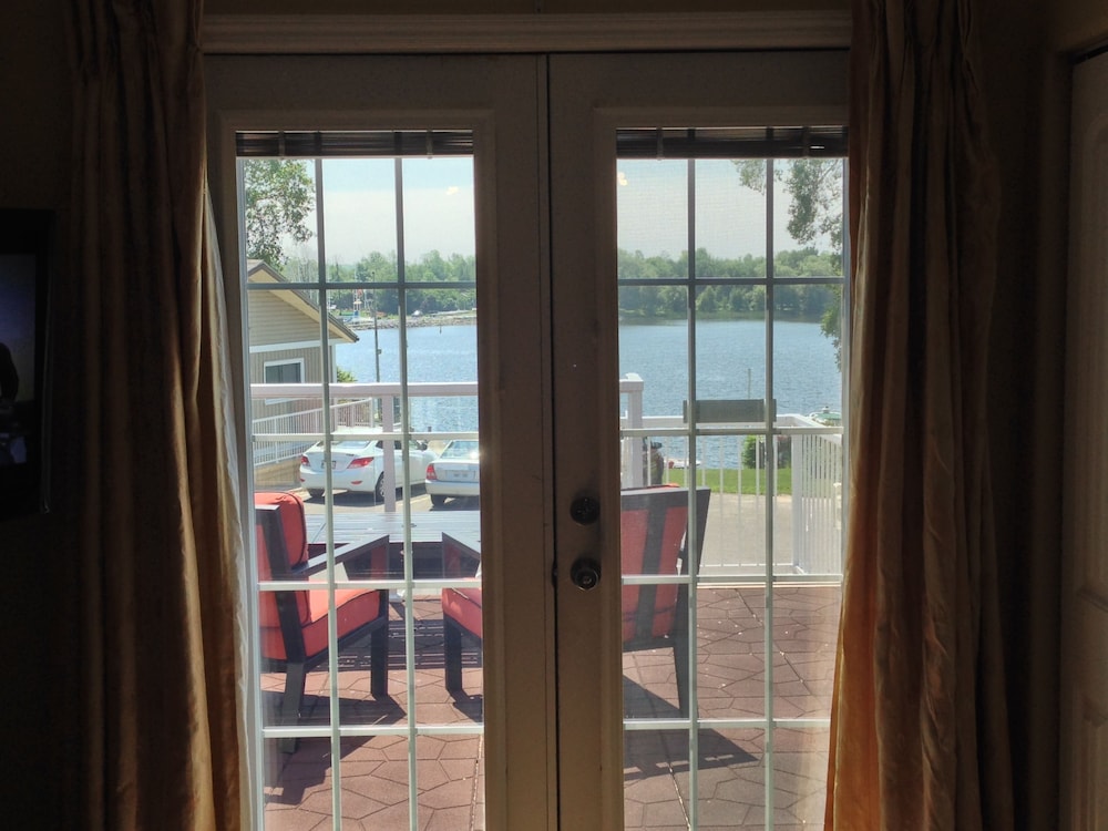 Bayside Inn & Waterfront Suites 26/40