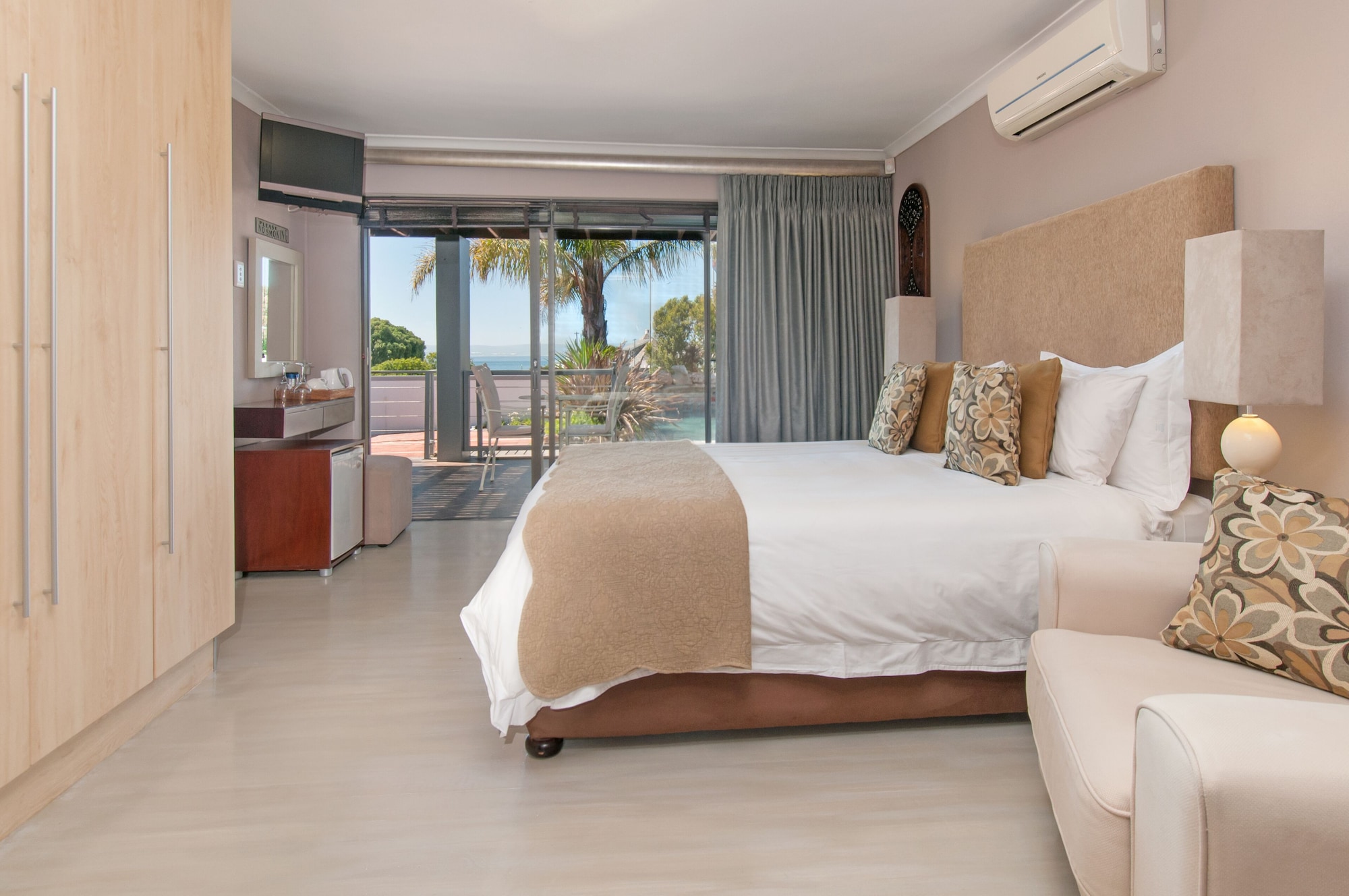 STANDARD, QUEEN BED, BAY VIEW
