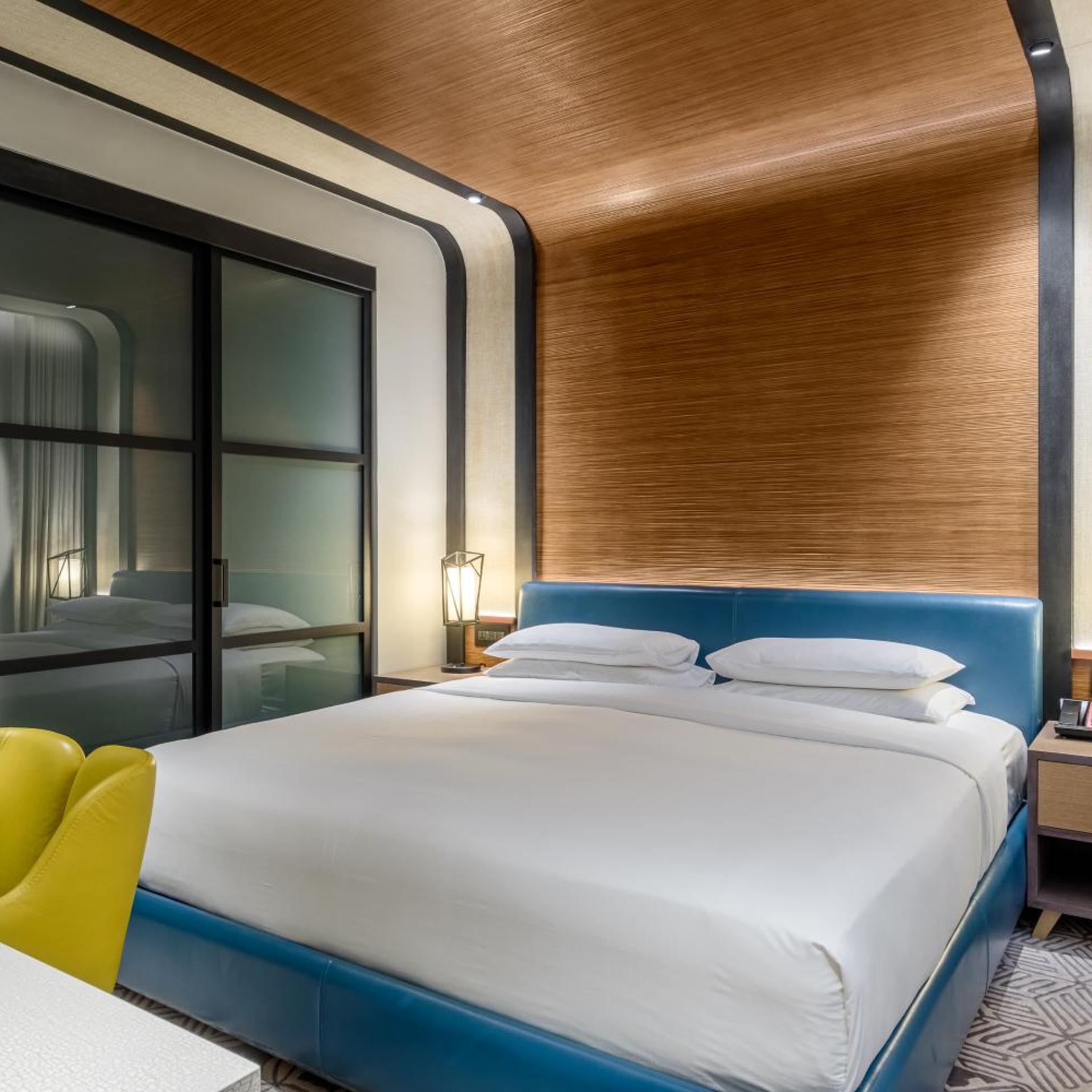 Andaz, Deluxe, Studio