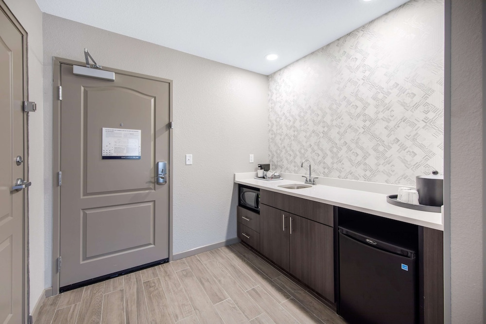 Hampton Inn and Suites Ruidoso Downs 24/37