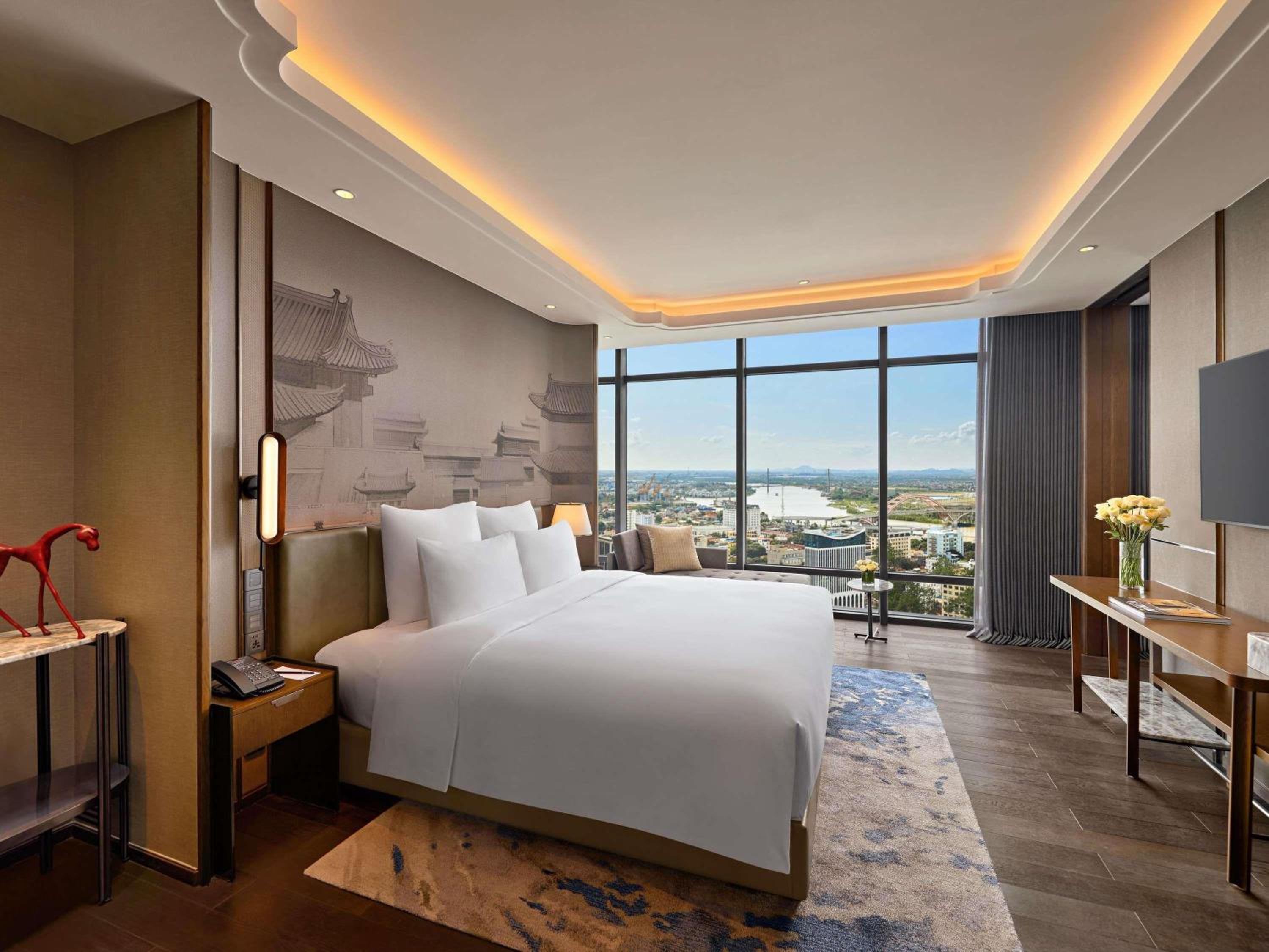 DELUXE, SUITE, KING BED, LOUNGE ACCESS
