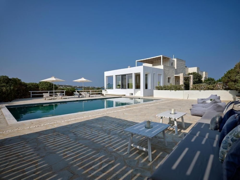 Empire Luxury Villas 44/48