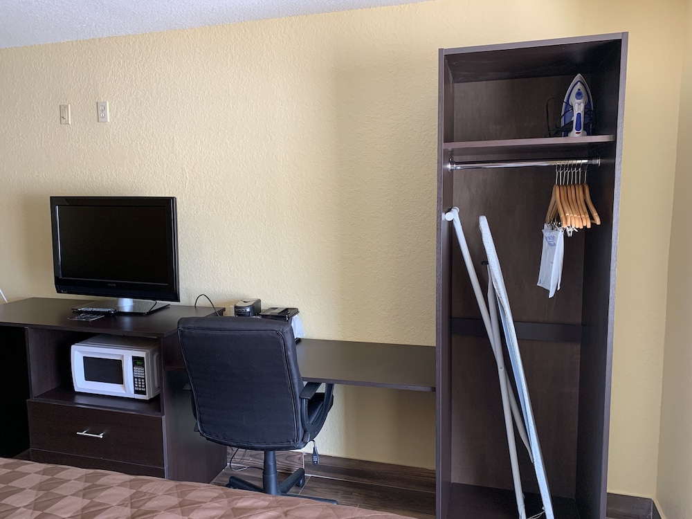 Days Inn And Suites By Wyndham Tampa Raymond James Stadium 43/51