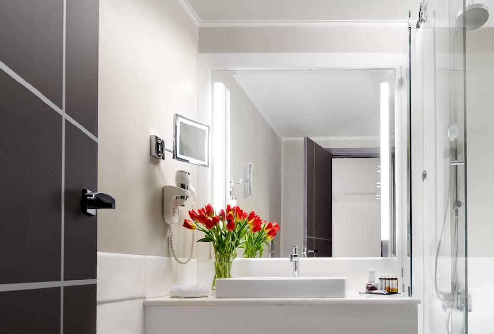 Holiday Suites 15/34
